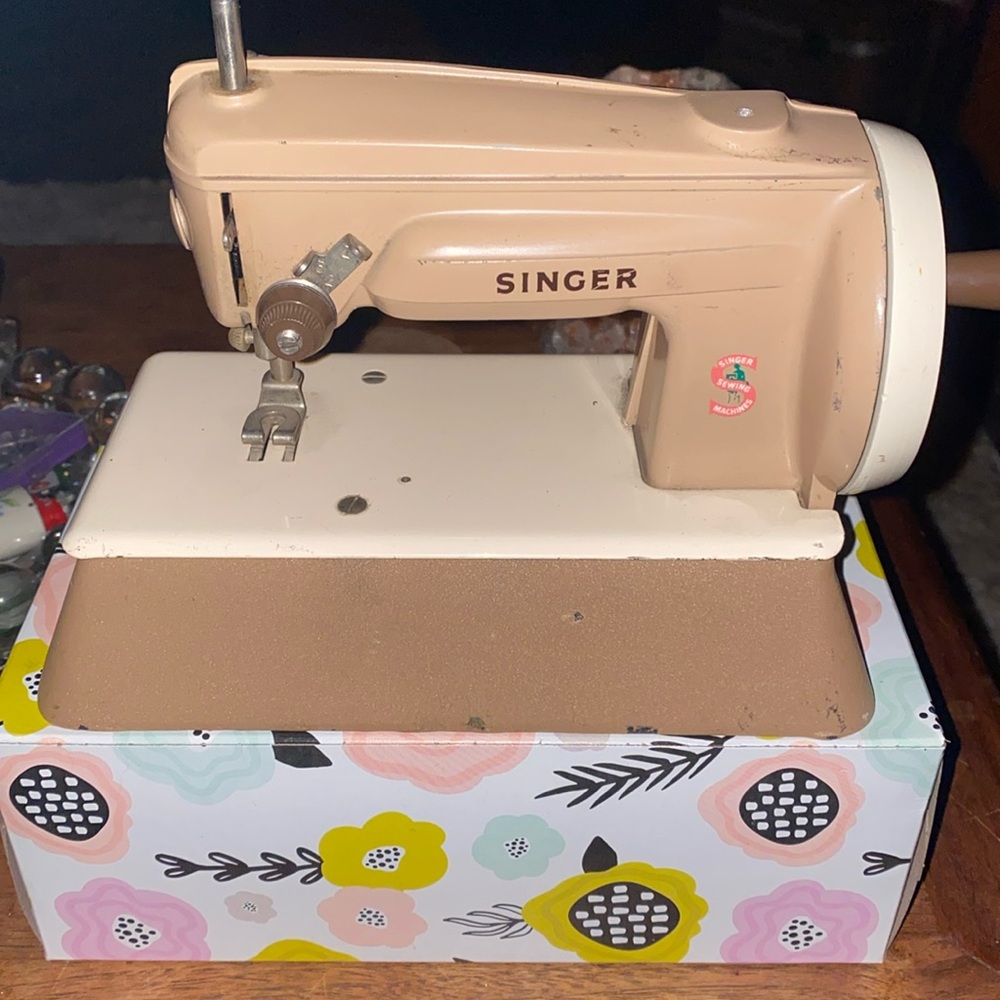 1960/61 Hand Operated Miniature Singer Sewing Machine